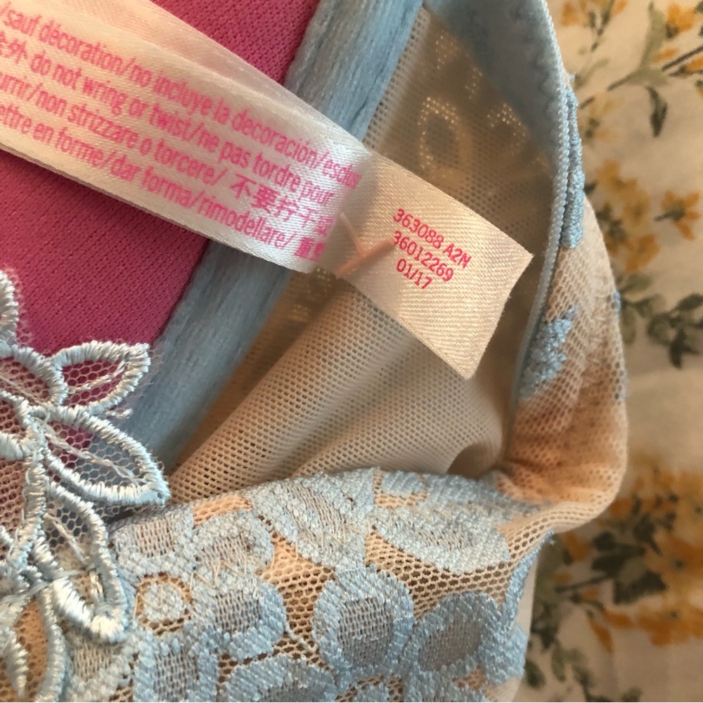 Victoria’s Secret PINK Cream & Baby Blue Lace Snap Front Push-up Racerback Bra - Picture 13 of 13
